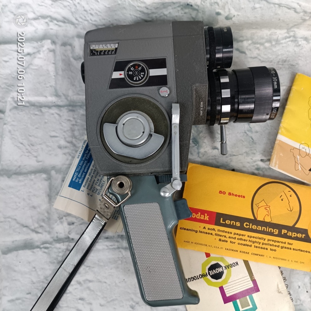 Crown Optical Co. Crown 8 E Z S EZS movie camera   and manuals a13